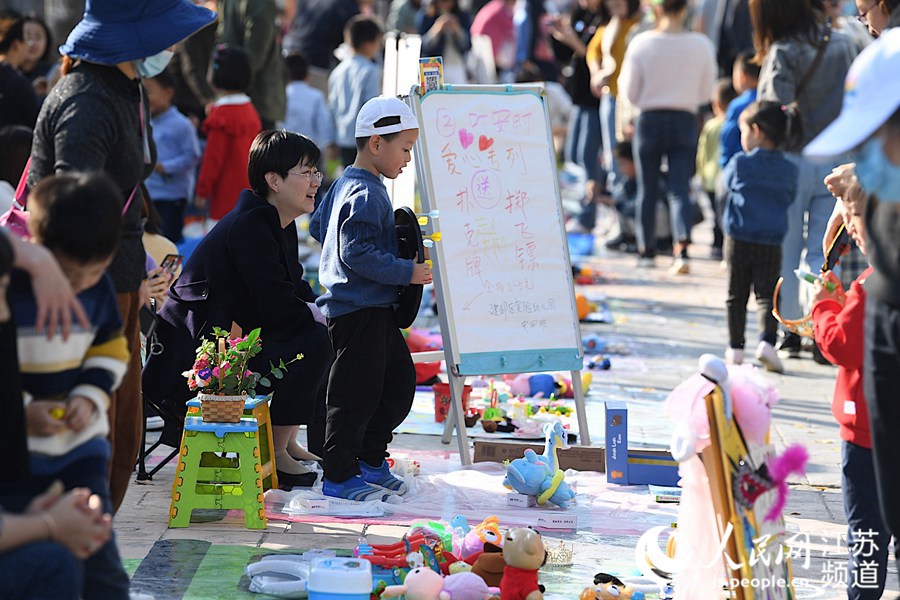 “萌娃市集”上，不少小朋友和家長擺攤義賣 邵丹攝