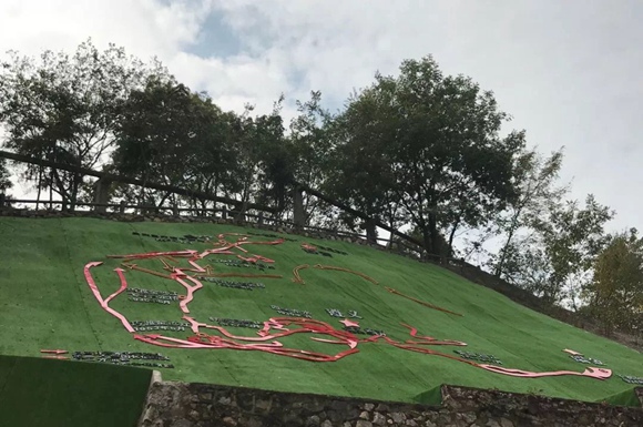 南京市奮斗村金山花苑小區(qū)遺留荒坡被打造成紅色黨史教育基地