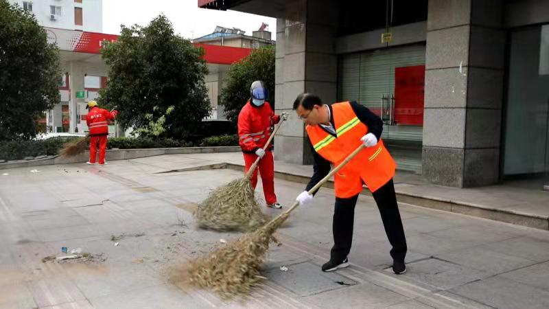 圖為靖江市城管局局長黃洪濤（右）以“環(huán)衛(wèi)工”身份檢驗城市保潔情況。包鍵攝