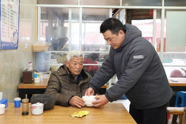 趙首軍給客人送上免費(fèi)餐。嚴(yán)智勇攝