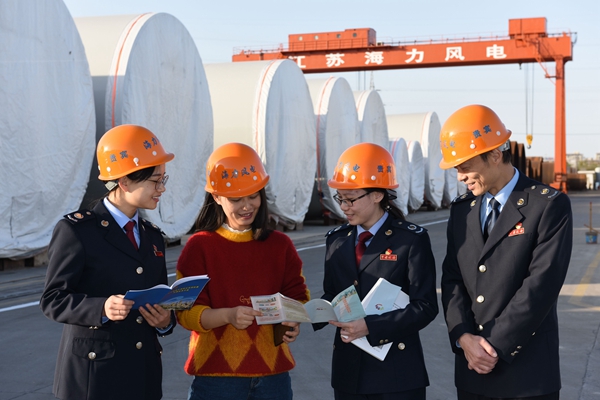 南通市稅務(wù)局“走幫服”團隊為江蘇海力風電設(shè)備科技股份有限公司提供個性化精準稅收服務(wù)。江蘇稅務(wù)供圖