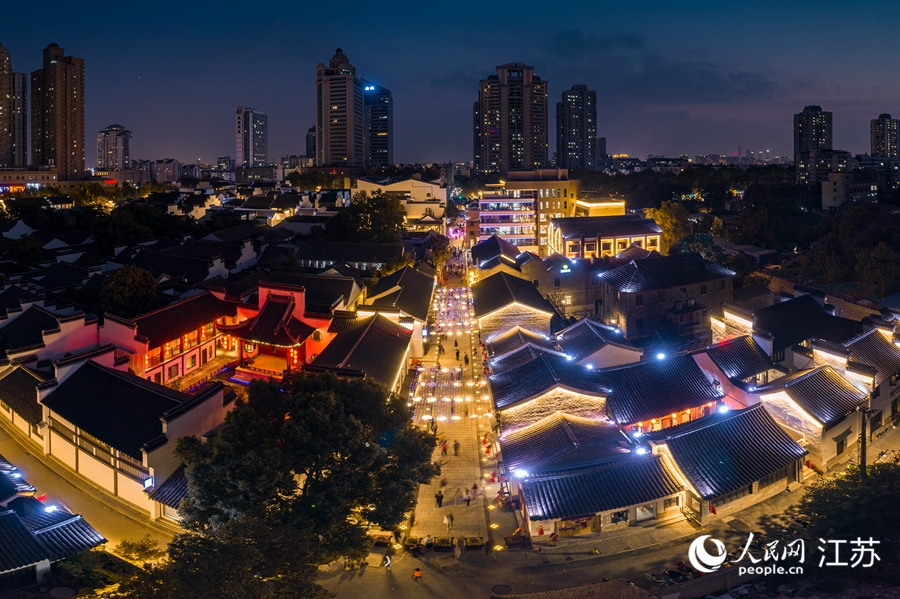 熙南里歷史文化休閑街區(qū)夜景。熙熙攝