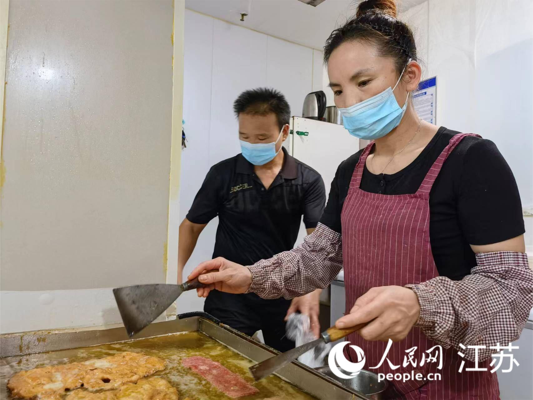 大成名店美食城出新后，張記里脊餅店的生意更好了。人民網(wǎng) 馬曉波攝