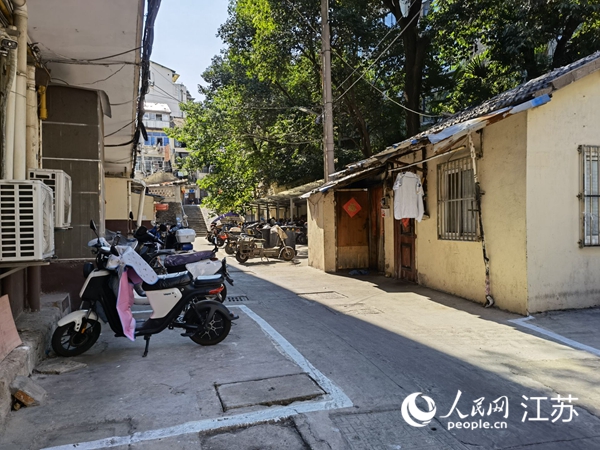 北極山村10號新劃了停車位，公共衛(wèi)生有了保障。人民網(wǎng) 馬曉波攝