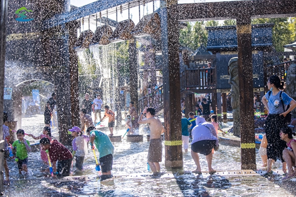 游客在東方鹽湖城景區(qū)盡享夏涼。金壇茅山旅游度假區(qū)供圖