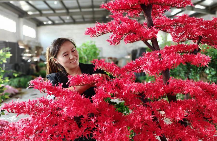 解橋村村民制作的干花工藝品。丁華明攝 