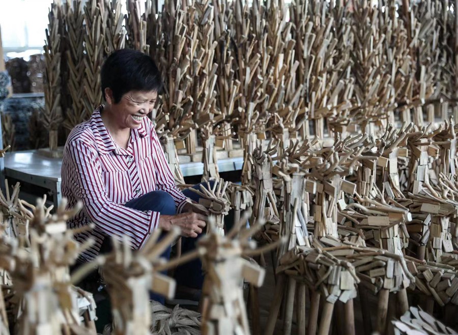 解橋村村民在制作干花工藝品。丁華明攝