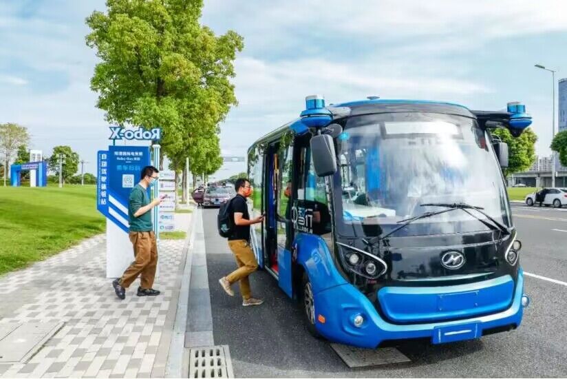 行人正在搭乘“協(xié)同1號(hào)”Robobus 蘇州高鐵新城供圖