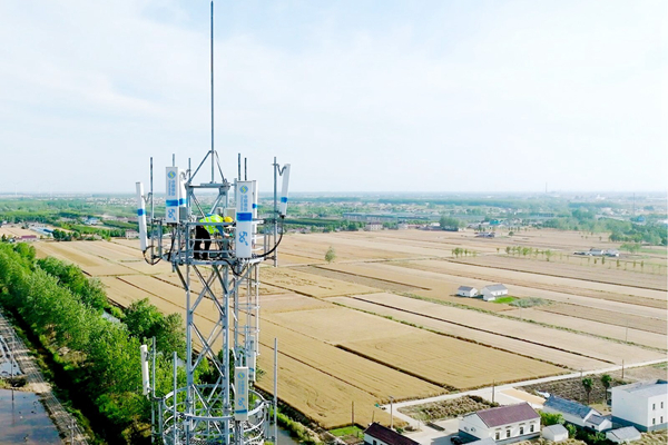 移動網(wǎng)絡技術人員在鹽城市鹽東鎮(zhèn)塢港村建設5G基站。江蘇移動供圖