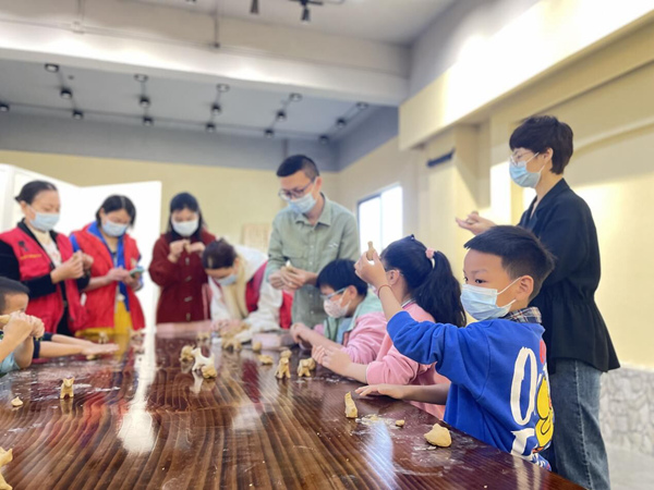 圖為青少年在孤山鎮(zhèn)鄉(xiāng)村“復(fù)興少年宮”學(xué)做非遺“靖江泥哨”。靖江市委宣傳部供圖