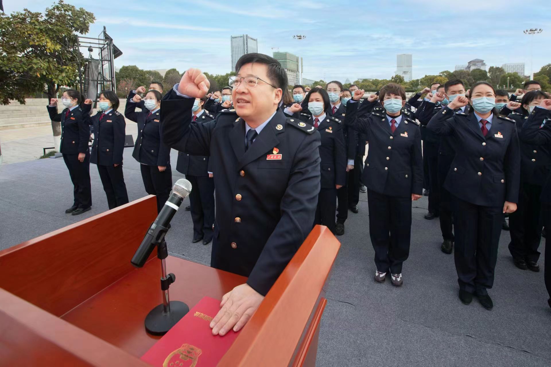 圖為憲法宣誓儀式現(xiàn)場 鹽城煙草供圖