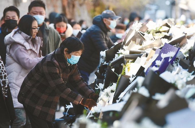 12月6日，揚(yáng)州市民在江澤民舊居前獻(xiàn)花寄哀思。 通訊員 詹寧寧 本報(bào)記者 余萍 攝