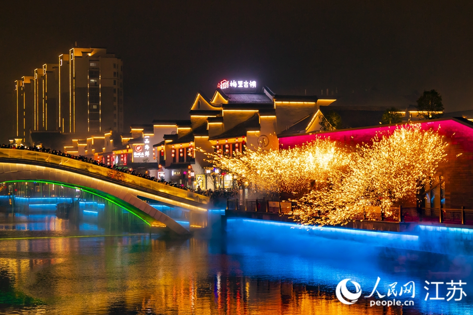 梅里古鎮(zhèn)夜景。付思博攝