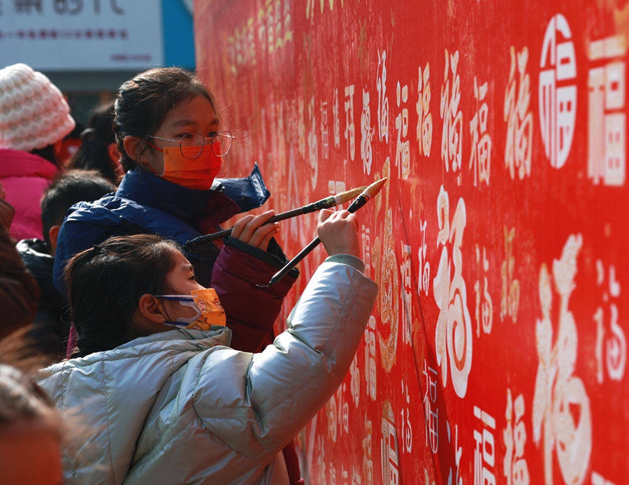 游客寫“福”傳遞新年祝福。史道智攝