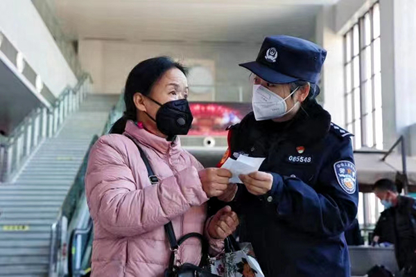 鐵路民警在引導(dǎo)旅客乘車(chē)。海安站警方供圖