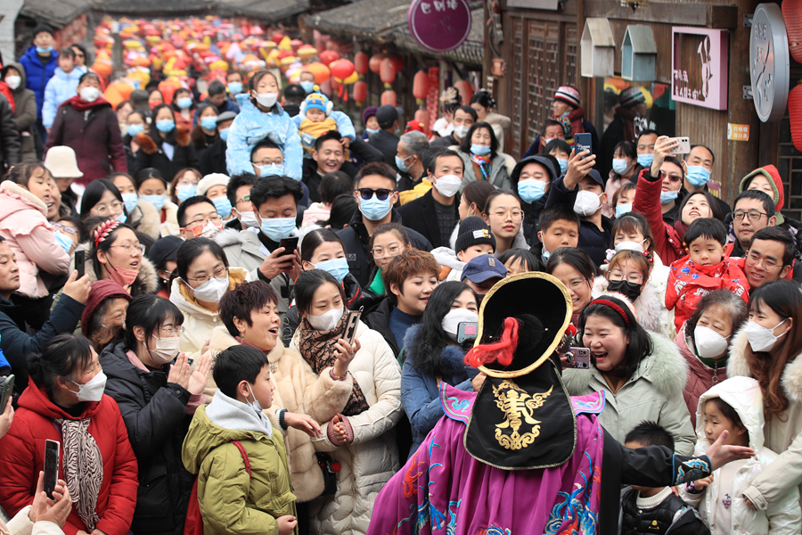 寶華山千華古村內(nèi)，游客近距離欣賞川劇變臉表演。句容市文體廣電和旅游局供圖