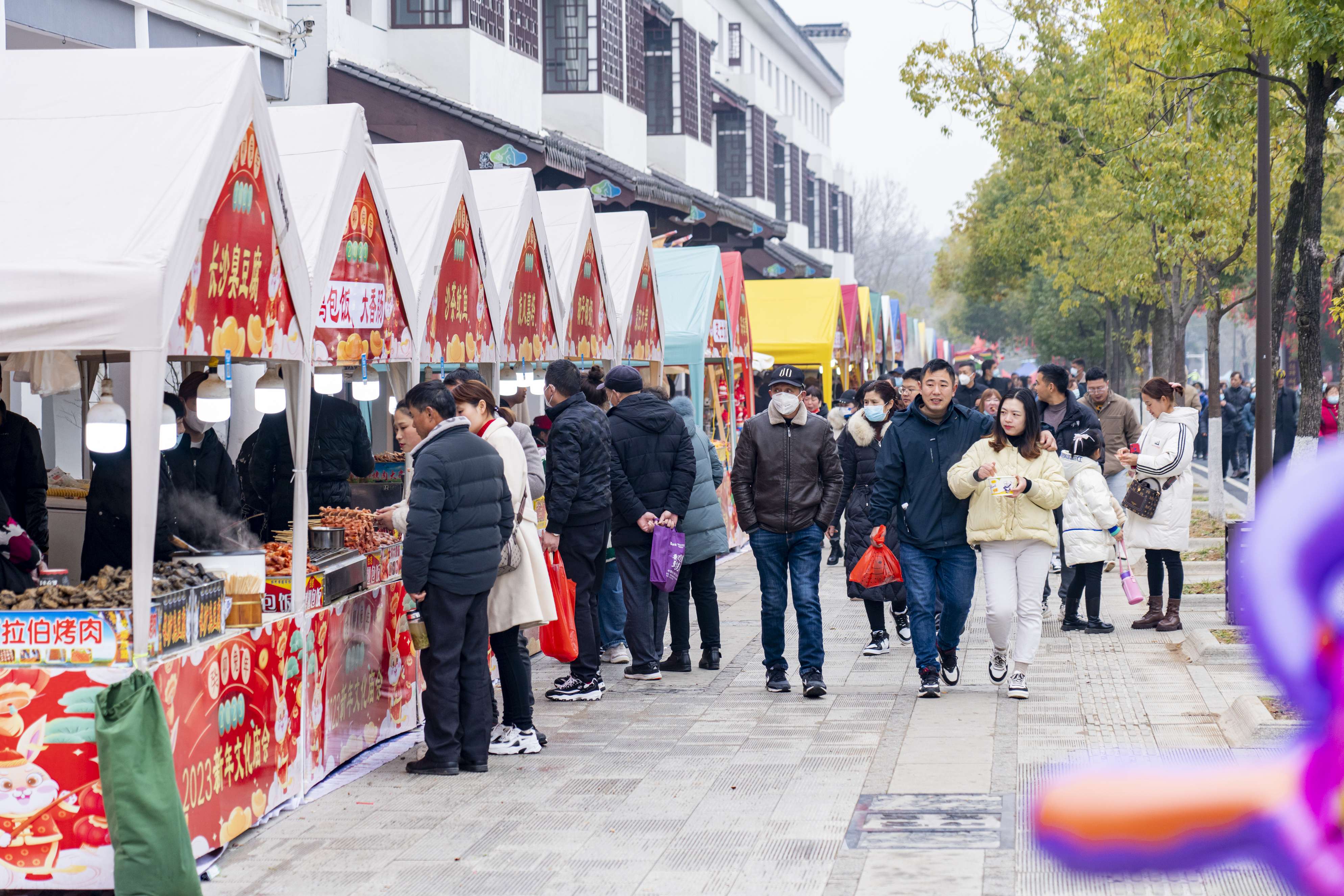 市民在游子山上祈福、賞美景、逛市集。高淳區(qū)委宣傳部供圖