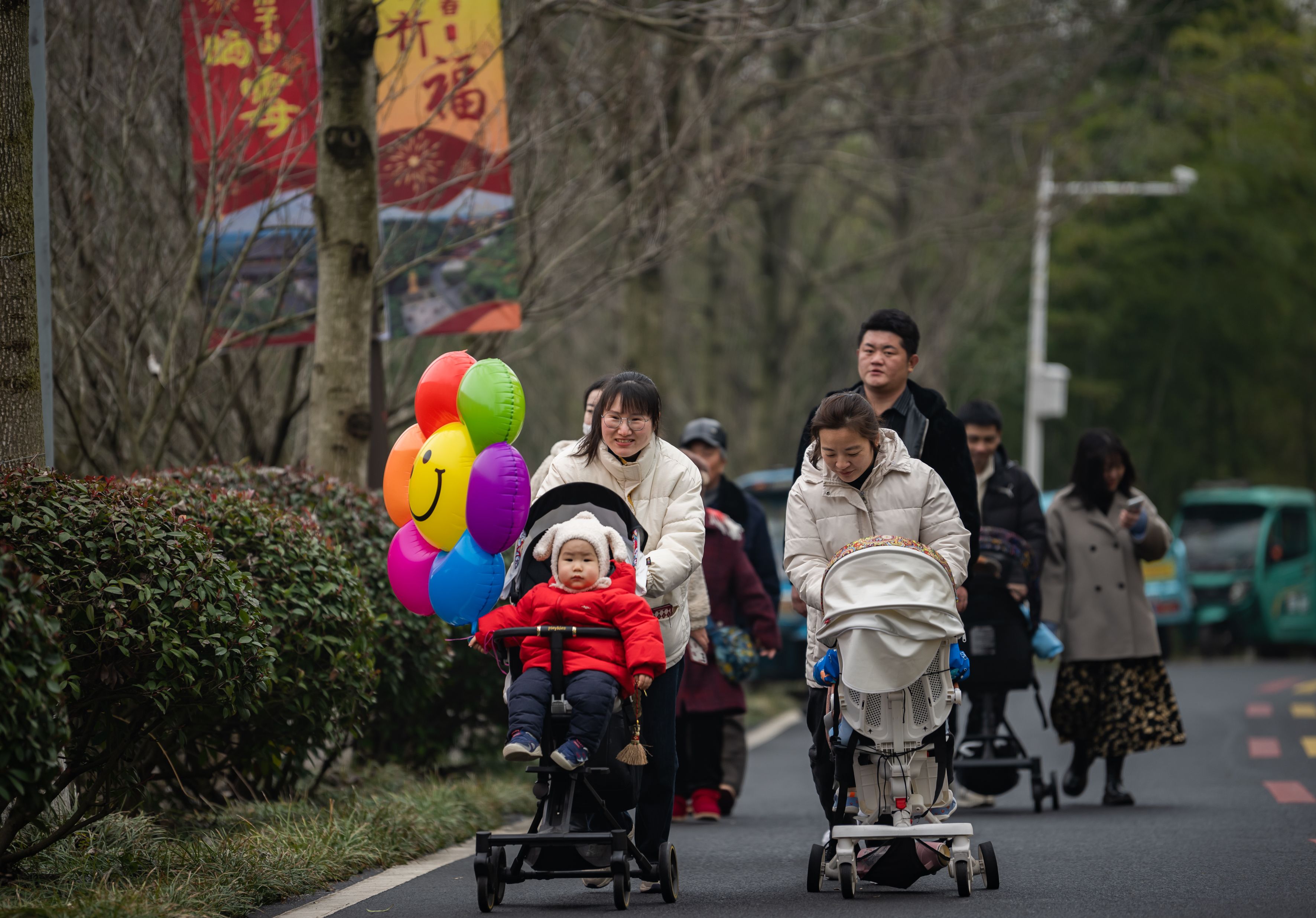 市民在游子山上游覽觀光。劉列攝