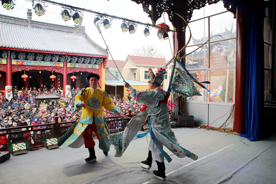 在南京高淳區(qū)椏溪街道永寧村觀村里自然村，演員們正在表演黃梅戲《打金枝》。高曉平攝