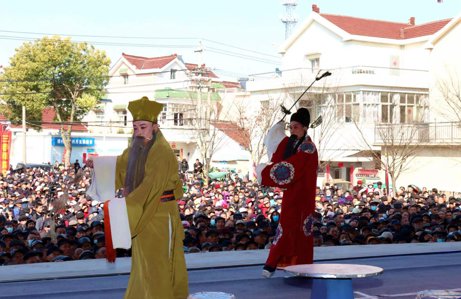 戲曲演員在南京高淳區(qū)古柏街道韓村傳統(tǒng)廟會上表演。高曉平攝