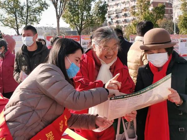 煙草員工走進(jìn)社區(qū)宣講法律法規(guī)。句容煙草供圖