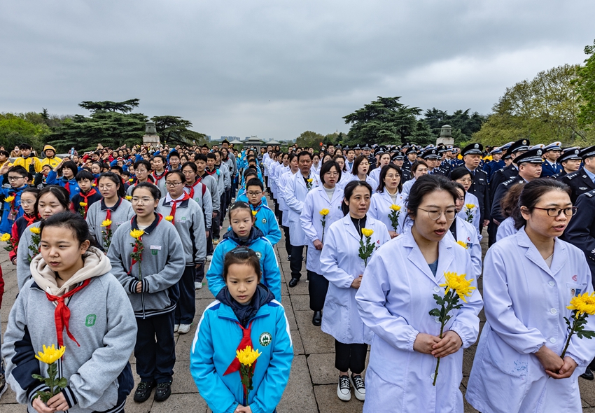 祭掃儀式現(xiàn)場。胡瀟攝 