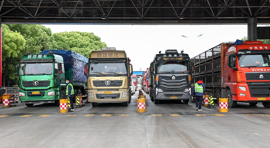 貨運(yùn)卡車有序排隊(duì)等待渡運(yùn)。鎮(zhèn)江海事局供圖