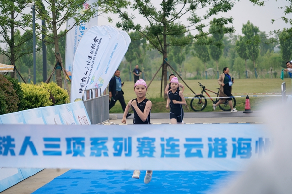 小選手沖過(guò)終點(diǎn)。祝秀飛 攝