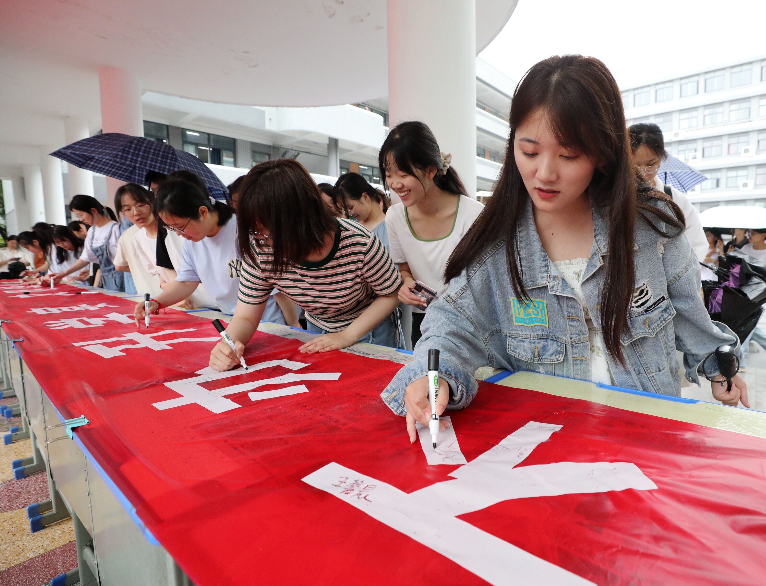 沭陽萬名學子簽名承諾活動。呂述謖 攝