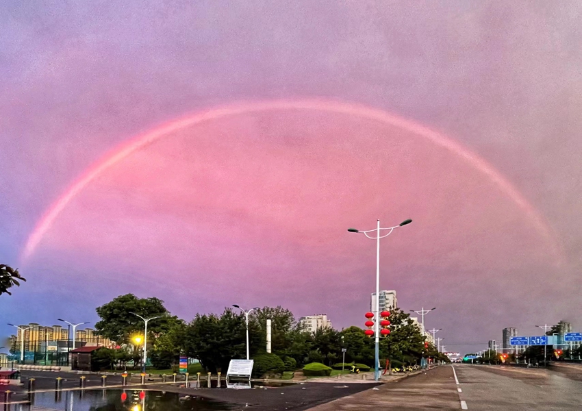 雨后城市上空出現(xiàn)彩虹。陳守兵攝