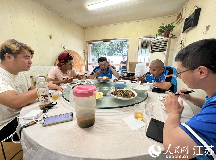 馮南京在“小蜂食堂”就餐。人民網記者 馬曉波攝