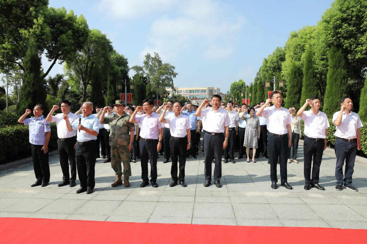 “全國最美退役軍人”何健忠領(lǐng)宣“三個(gè)不相信”英雄宣言，向英雄致敬。泰興市委宣傳部供圖