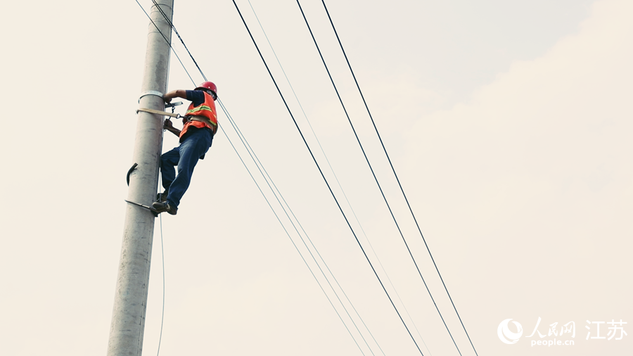 電信工人搶修電纜。人民網(wǎng) 余樂(lè)攝