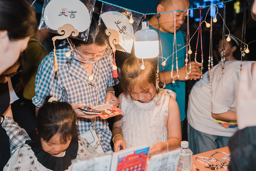 夜幕降臨，市民在逛市集。蔣夢蝶攝