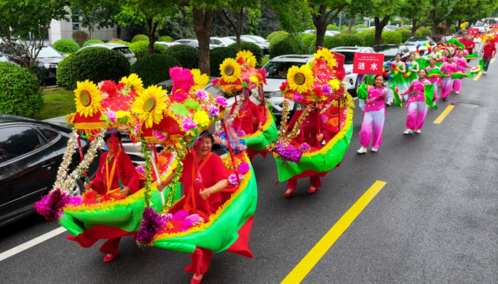 四市五縣民間文化團(tuán)體表演旱船等文藝節(jié)目。 灌南宣傳部供圖