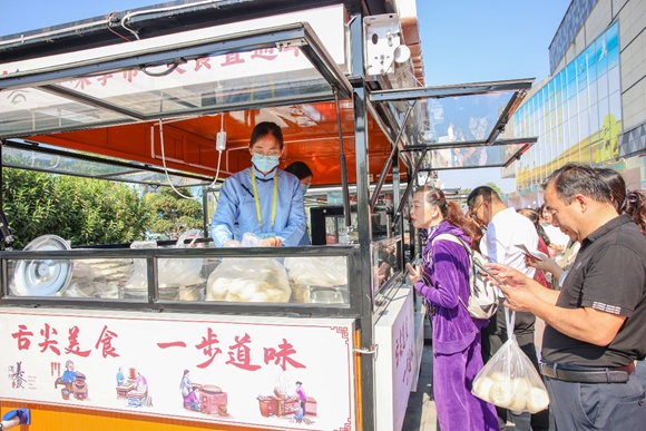 “美食直通車”亮相。盛義攝