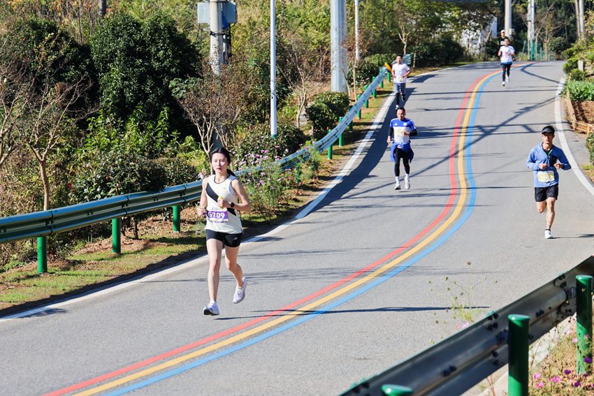 運動員在鄉(xiāng)村彩虹路上奔跑。江寧區(qū)委宣傳部供圖