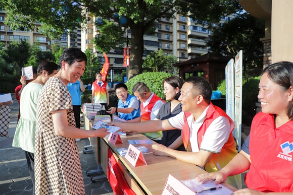 昆山市“紅管先鋒”正在開展進(jìn)小區(qū)活動。昆山市住建局供圖