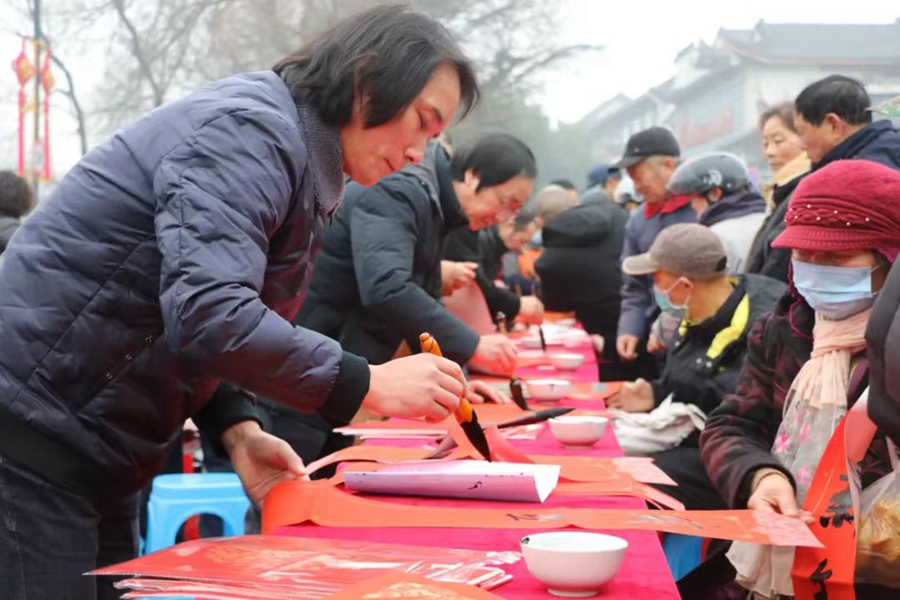 書法家現(xiàn)場為市民書寫春聯(lián)。儀征市委宣傳部供圖