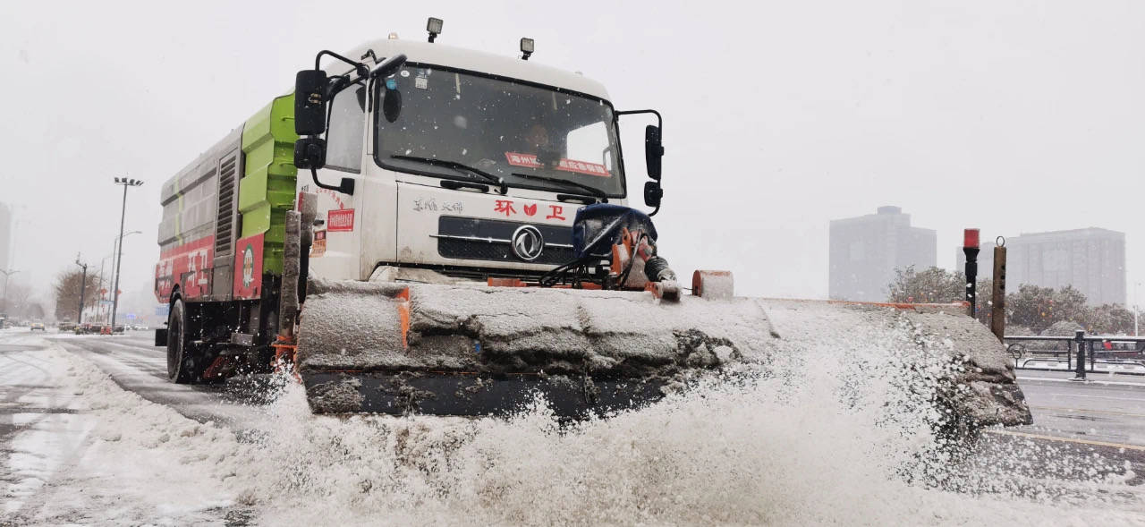 掃雪車在清理道路積雪。 海州區(qū)委宣傳部供圖