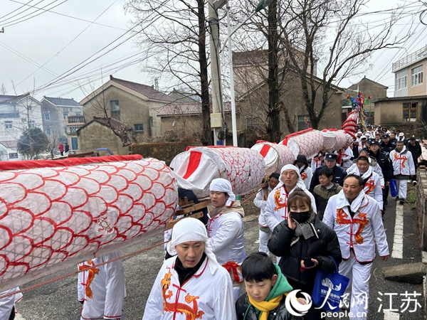 村民和游客跟隨舞龍隊(duì)伍。人民網(wǎng) 王丹丹攝