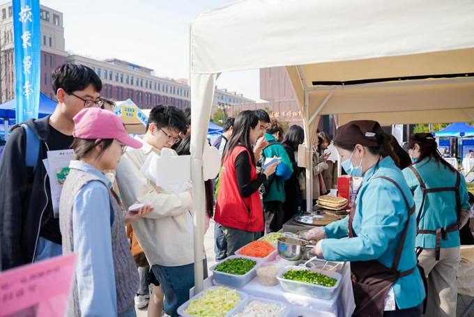 西安學(xué)子在品嘗連云港美食。連云港宣傳部供圖