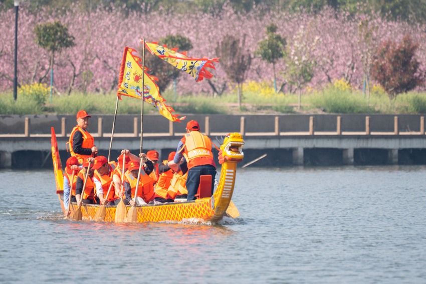 隊(duì)員們奮力劃槳。周社根攝