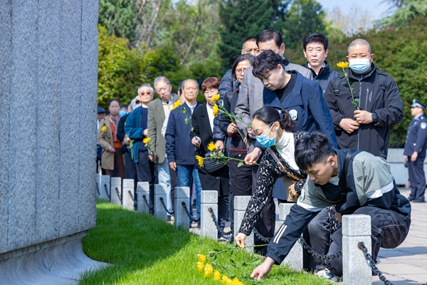 雨花英烈親屬、青少年代表等各界人士參加祭掃活動。雨花臺烈士紀(jì)念館供圖