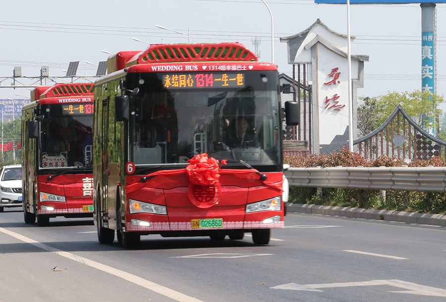 沭陽(yáng)縣街頭，公交婚車煞是醒目。丁華明攝