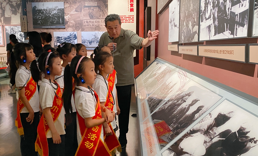 南京師范大學(xué)附屬小學(xué)的同學(xué)們走進(jìn)紅色教育基地。