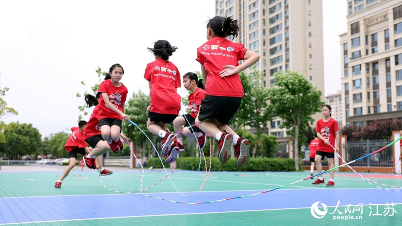 白蒲小學花樣跳繩隊正在練習花樣跳繩。 人民網(wǎng) 余樂攝