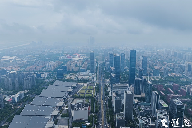 6月19日，航拍雨后的南京城區(qū)，天空雨霧繚繞，高樓大廈在雨霧中若隱若現(xiàn)，朦朧夢幻。