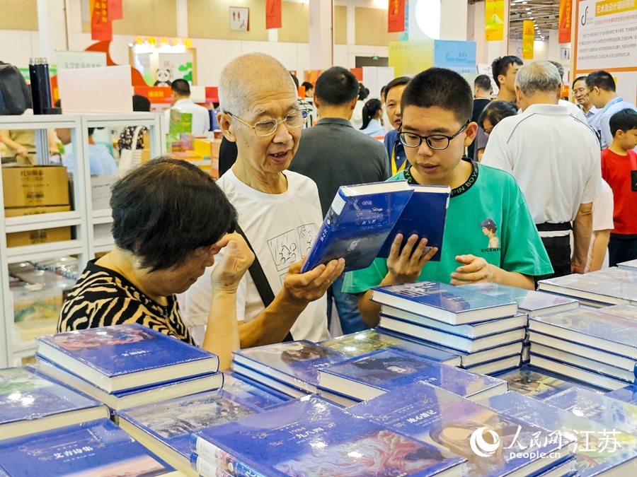 書展現(xiàn)場(chǎng)的老少書迷。人民網(wǎng) 徐晨曦?cái)z