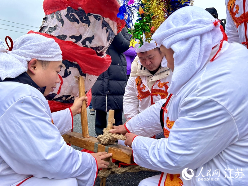 村民在為舞龍做準(zhǔn)備。人民網(wǎng) 王丹丹攝